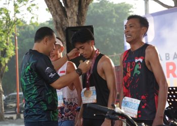Wali Kota Surabaya Eri Cahyadi mengalungkan medali para pemenang Hero Run di parkir timur Delta Plaza Surabaya.