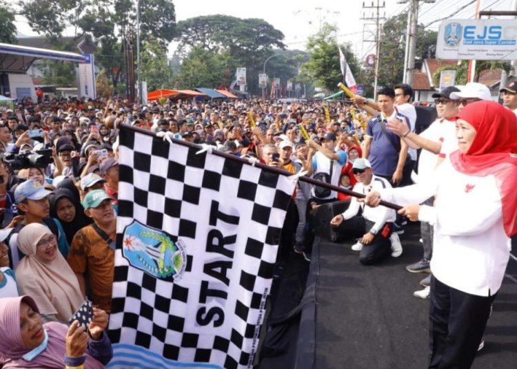 Pemberangkatan jalan sehat dalam rangka peringatan Hari Jadi ke-78 Provinsi Jawa Timur di depan Kantor Bakorwil V Jember.