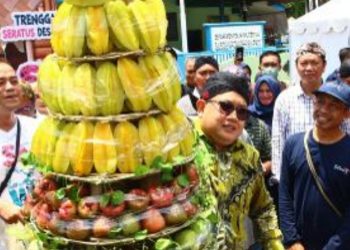 Sekdaprov Jawa Timur Adhy Karyono mengunjungi salah satu stand pada Festival Dewi Cemara  yang digelar di Kabupaten Sumenep.