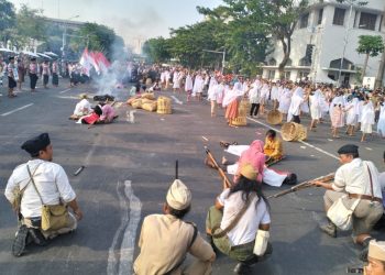 Aksi teatrikal dalam Parade Surabaya Juang.
