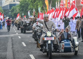 Wali Kota Surabaya Eri Cahyadi bersama Rini Indriyani dalam Parade Surabaya Juang.