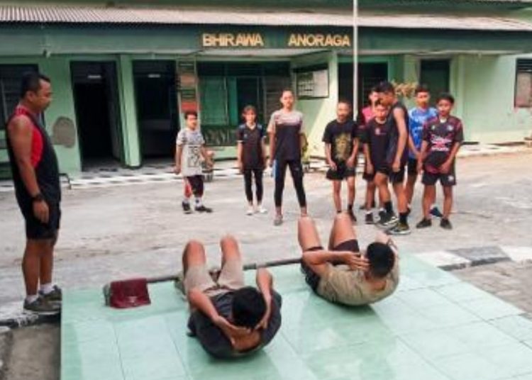 Pelatihan Pembinaan Jasmani kepada para generasi muda yang berminat menjadi anggota Tentara Nasional Indonesia.