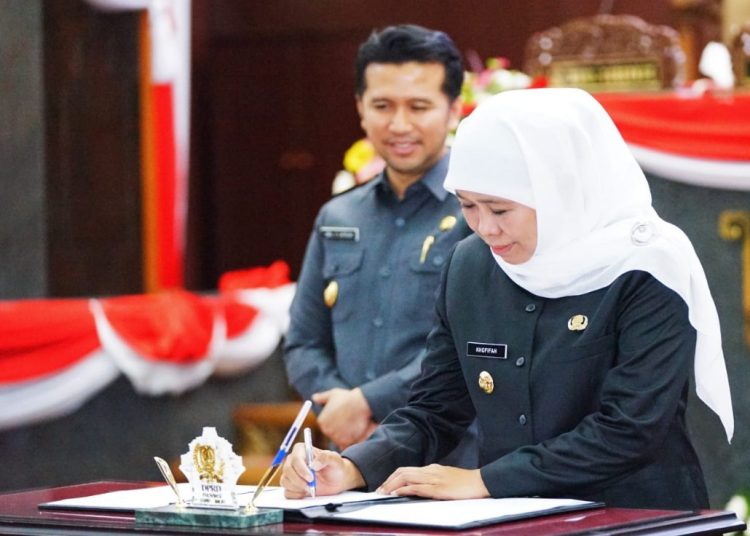 Gubernur Jawa Timur Khofifah Indar Parawansa dan Wakil Gubernur Emil Elestianto Dardak dalam sidang paripurna di DPRD Jatim.