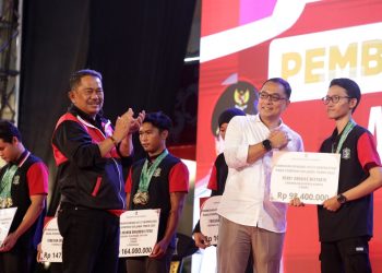Penyerahan reward secara simbolis kepada atlet yang berprestasi di Porprov VIII Jawa Timur oleh Wali Kota Surabaya Eri Cahyadi.