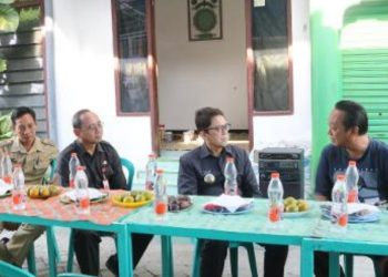 Pj Bupati Bojonegoro Adriyanto saat takziah ke rumah duka pemain tunas muda sepak bola U-13, Tegar Dwi Prasetyo, yang meninggal dunia tersengat halilintar saat sedang berlaga di Soeratin Cup U-13 Kabupaten Bojonegoro tahun 2023.