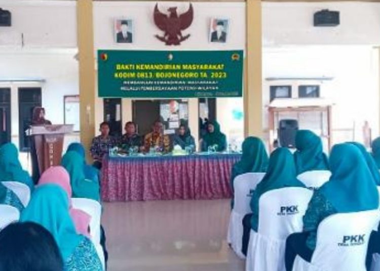 Bakti Kemandirian Masyarakat yang dilaksanakan di Balai Desa Gondang, Kecamatan Gondang, Kabupaten Bojonegoro.
