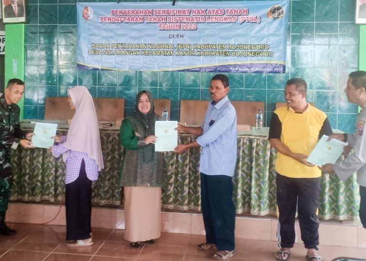 Penyerahan sertifikat tanah di Balai Desa Nglarangan, Kecamatan Kanor, Bojonegoro.
