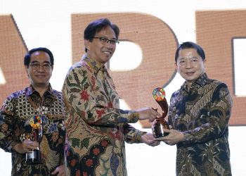 Penyerahan penghargaan kepada ITS sebagai perguruan tinggi terbaik ke-3 pada ajang Indonesia’s SDGs Action Award 2023.