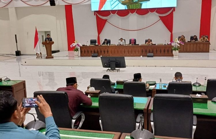 Rapat paripurna di DPRD Bojonegoro dengan agenda penyampaian nota penjelasan dari Pj Bupati Bojonegoro Adriyanto terkait Raperda APBD tahun 2024.