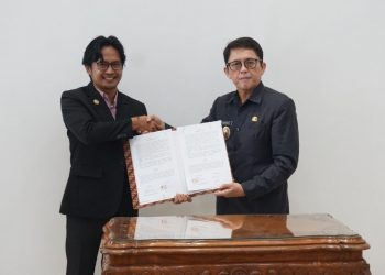 Pj Bupati Bojonegoro Adriyanto dalam penandatanganan Naskah Perjanjian Hibah Daerah di gedung Graha Buana.