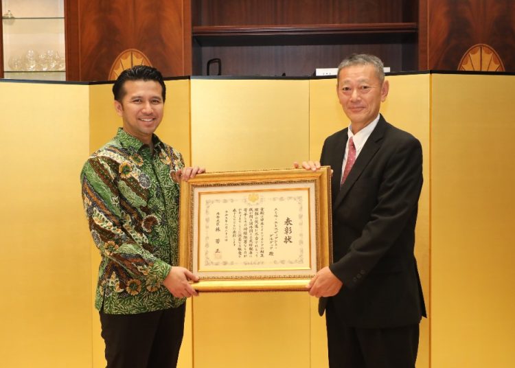 Wakil Gubernur Jawa Timur Emil Elestianto Dardak saat menerima penghargaan "Foreign Minister’s Commendations for FY 2023" dari Kementerian Luar Negeri Jepang.