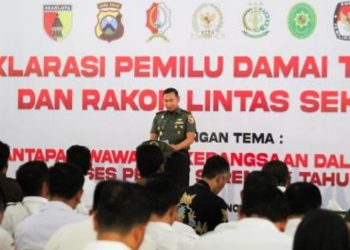 Dandim 0813 Bojonegoro Letkol Czi Arief Rochman Hakim dalam kegiatan deklarasi Pemilu Damai di Pendopo Malowopati Pemerintah Kabupaten Bojonegoro.