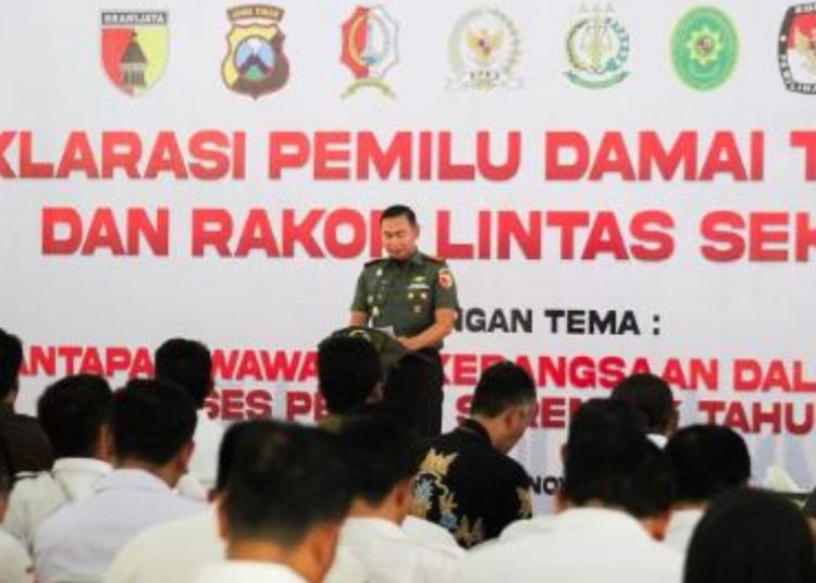 Dandim 0813 Bojonegoro Letkol Czi Arief Rochman Hakim dalam kegiatan deklarasi Pemilu Damai di Pendopo Malowopati Pemerintah Kabupaten Bojonegoro.
