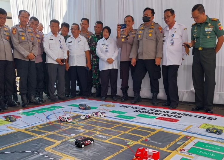 Simulasi tingkat kerawanan Tactical Floor Game Sistem Pengamanan Dalam Kota (SISPAMKOTA) yang menjadi rangkaian kegiatan awal Deklarasi Pemilu Damai di Bojonegoro.
