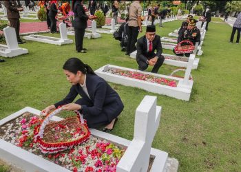 Wali Kota Surabaya Eri Cahyadi bersama jajaran Forkopimda melakukan ziarah nasional di Taman Makam Pahlawan Kusuma Bangsa Surabaya.