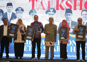 Wali Kota Surabaya Eri Cahyadi (tiga dari kiri) menerima penghargaan di Dyandra Convention Center, Surabaya.