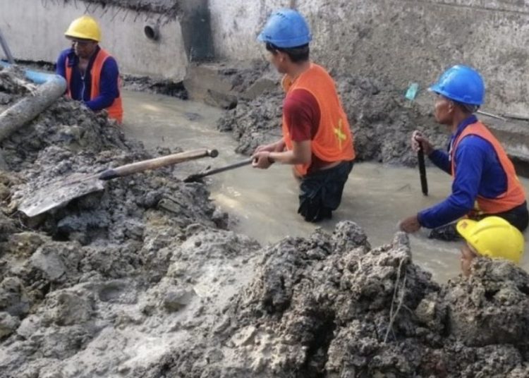Pekerjaan pemindahan pipa PDAM yang ada di jalur pembangunan saluran drainase.