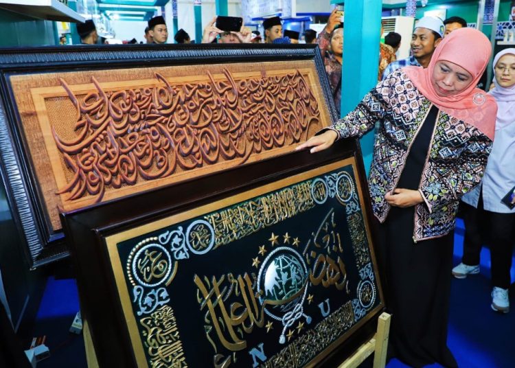 Gubernur Jatim Khofifah Indar Parawansa meninjau pameran OPOP Expo 2023 yang digelar di halaman parkir Masjid Al Akbar Surabaya.