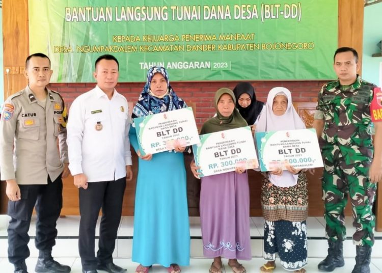 Penyaluran Bantuan Langsung Tunai Dana Desa tahap IV tahun 2023 di Balai Desa Ngumpakdalem.