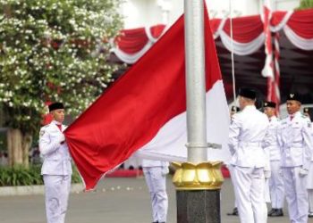 Upacara peringatan Hari Pahlawan dan Hari Kesehatan Nasional Tahun 2023 di halaman Balai Kota Surabaya.