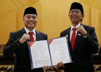 Wali Kota Surabaya Eri Cahyadi dan Ketua DPRD Surabaya dalam rapat paripurna pengesahan APBD 2024.