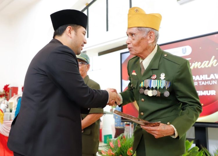Wakil Gubernur Jawa Timur Emil Elestianto Dardak menyalami pejuang dalam peringatan Hari Pahlawan.