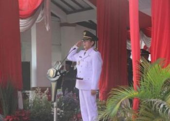 Pj Bupati Bojonegoro Adriyanto menjadi inspektur upacara Hari Pahlawan ke-78 di Alun-Alun Bojonegoro.
