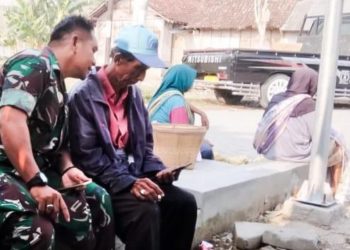 Babinsa Koramil 18/Ngasem Kodim 0813 Bojonegoro, Sertu Lajahidin menjalin silaturahmi dengan kegiatan komunikasi sosial.