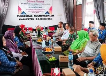 Suasana penyambutan tim surveyor reakreditasi FKTP dari LASKESI di Puskesmas Ngumpakdalem, Bojonegoro.