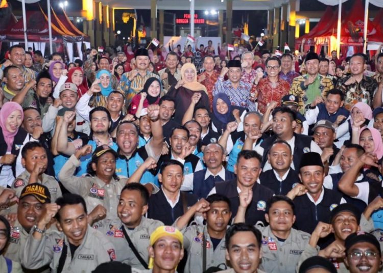 Gubernur Jawa Timur Khofifah Indar Parawansa berfoto bersama dengannpilar sosial se Wilayah Bakorwil Madiun di Alun-Alun Caruban Kabupaten Madiun.