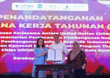 Foto bersama usai penadatanganan Rencana Kerja Tahunan (RKT) Program Child Friendly Cities Initiative (CFCI) 2023 di Balai Pemuda Surabaya.