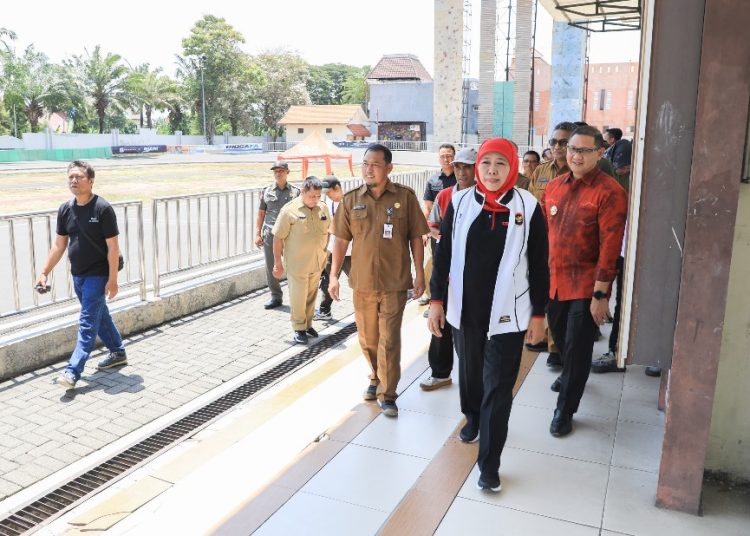 Gubernur Jawa Timur Khofifah Indar Parawansa dalam kunjungannya di SMANOR di Sidoarjo.