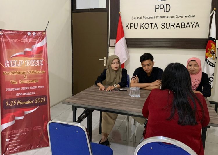 Layanan helpdesk KPU Surabaya di kantor KPU Jalan Adityawarman, Surabaya.