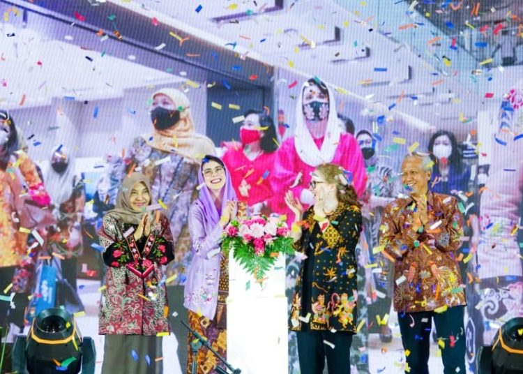 Arumi Bachsin saat membuka pameran Batik Fashion Fair (BFF) Tahun 2023 di Exhibition Hall Grand City Surabaya.