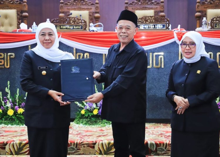 Penyerahan berita acara persetujuan bersama APBD Jatim tahun 2024 yang dilakukan oleh Ketua DPRD Jatim Kusnadi kepada Gubernur Khofifah Indar Parawansa disaksikan Wakil Ketua DPRD Jatim Anik Maslachah.