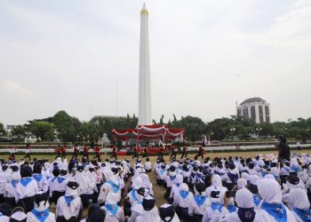 Pengukuhan 2.000 relawan Palang Merah Remaja (PMR) dan Relawan Palang Merah Indonesia (PMI) di lapangan Monumen Tugu Pahlawan.