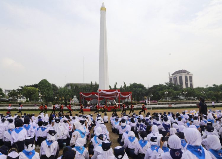 Pengukuhan 2.000 relawan Palang Merah Remaja (PMR) dan Relawan Palang Merah Indonesia (PMI) di lapangan Monumen Tugu Pahlawan.