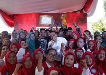 Wali Kota Surabaya Eri Cahyadi berfoto bersama dengan warga usai penyerahan penghargaan Program Kampung Iklim tahun 2023 kepada 11 kampung di Surabaya.