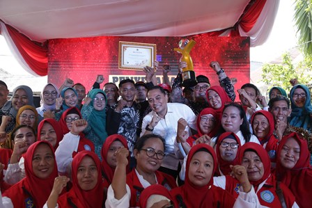 Wali Kota Surabaya Eri Cahyadi berfoto bersama dengan warga usai penyerahan penghargaan Program Kampung Iklim tahun 2023 kepada 11 kampung di Surabaya.