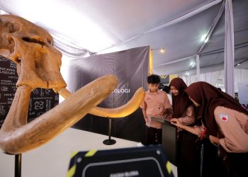 Para pelajar mengunjungi pameran Cross Musea di area Lapangan Monumen Tugu Pahlawan.