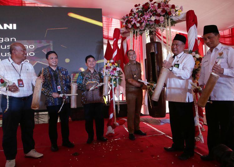 Pemukulan kentong tanda peresmian Kampung Madani dan Kampung Pancasila oleh Pemkot Surabaya.