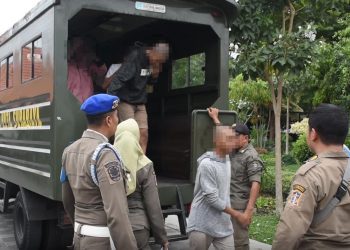 Beberapa remaja yang hendak tawuran di kawasan Jalan Kalibutuh Surabaya yang diserahkan ke Satpol PP Surabaya.