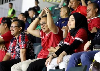Ekspresi Wali Kota Surabaya Eri Cahyadi saat menyaksikan pertandingan Timnas Indonesia yang berlaga di Piala Dunia U-17 di Stadion Gelora Bung Tomo.