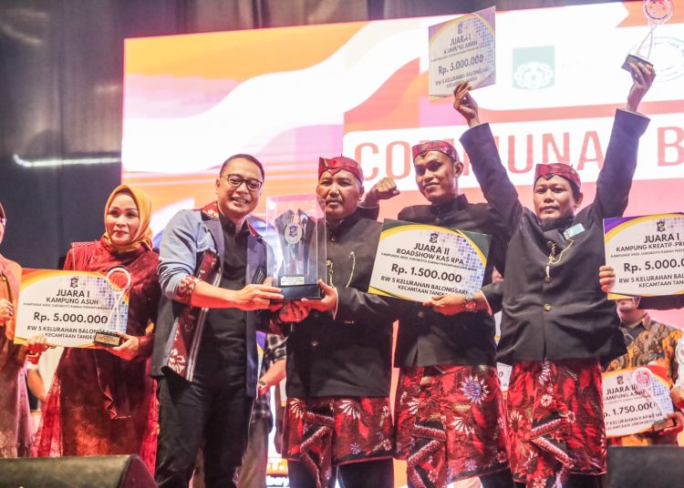 Wali Kota Surabaya Eri Cahyadi menyerahkan penghargaan pada acara Communal Branding Festival dan Awarding Kampunge Arek Suroboyo Ramah Perempuan dan Anak di halaman Balai Kota.