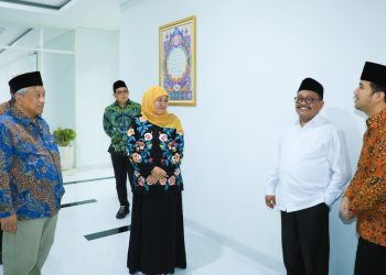 Gubernur Jawa Timur Khofifah Indar Parawansa dan Wagub Emil Elestianto Dardak meninjau gedung  MUI Tower Jatim yang terletak di Jalan Raya Wisma Pagesangan, Surabaya.