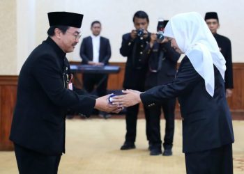 Prosesi pelantikan Prof Dr Cita Rosita Sigit Prakoeswa sebagai Direktur RSUD dr Soetomo di gedung Negara Grahadi.