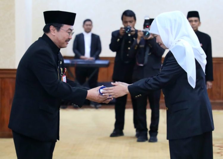 Prosesi pelantikan Prof Dr Cita Rosita Sigit Prakoeswa sebagai Direktur RSUD dr Soetomo di gedung Negara Grahadi.