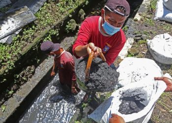 Pengerukan sedimentasi dilakukan personel Dinas Sumber Daya Air dan Bina Marga Surabaya untuk antisipasi genangan.