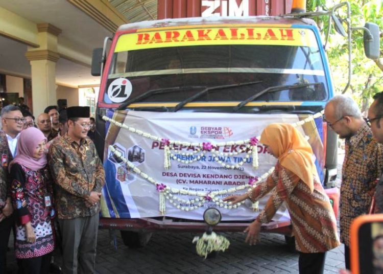 Pelepasan ekspor produk dari tujuh pelaku usaha di Jatim dengan nilai total Rp 3,62 miliar oleh Gubernur Jatim Khofifah Indar Parawansa.