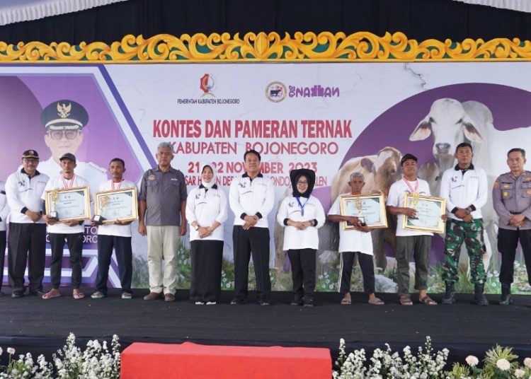 Penyerahan hadiah kepada para pemenang kontes ternak.